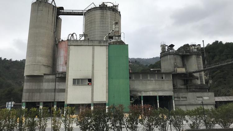 La fermeture de la cimenterie par le groupe Lafarge menace près de 300 emplois à Contes. 