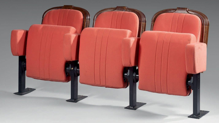 Une rangée de trois fauteuils de l'ancienne salle de cinéma de la tour Eiffel a été adjugée à 1 080 euros.