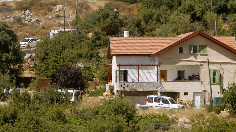 La police israélienne inspecte la zone autour de la maison où l'adolescente a été poignardée, le 30 juin 2016. 