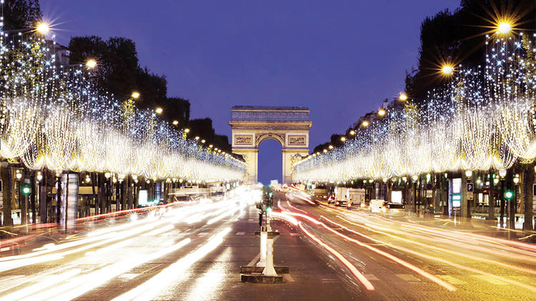 Près de 800 000 LED sont installés sur les 400 arbres des Champs-Elysées.
