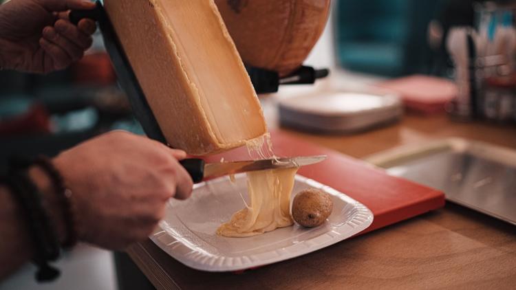 La raclette et la fondue sont les plats les plus populaires de la saison.