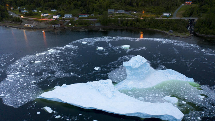 Un iceberg s'effondre près de la côte de King's Point le 5 juillet 2019 à Terre-Neuve, au Canada. 