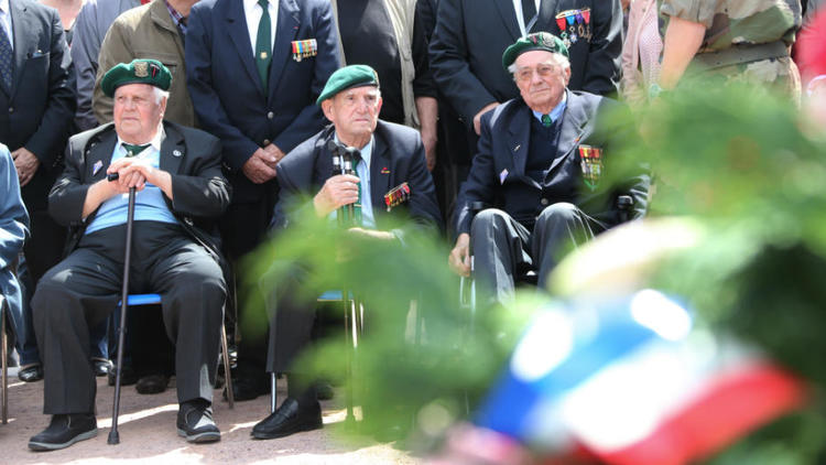 Jean Morel (complètement à droite), lors d’une cérémonie le 5 juin 2014, accompagné de deux anciens frères d’armes, René Rossey et Léon Gautier (de gauche à droite). 