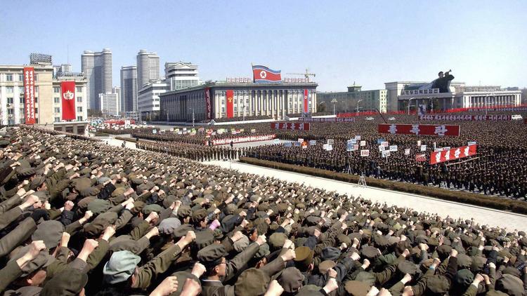 La foule nord-coréenne acclame son leader.