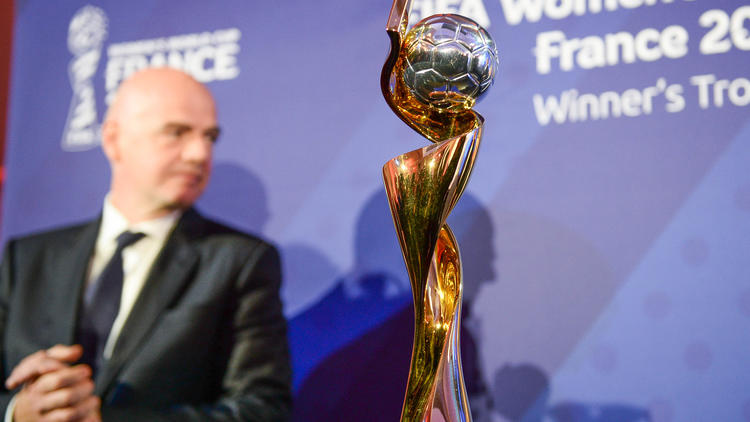 Le trophée de la Coupe du Monde Féminine, dont la finale se jouera à Lyon.