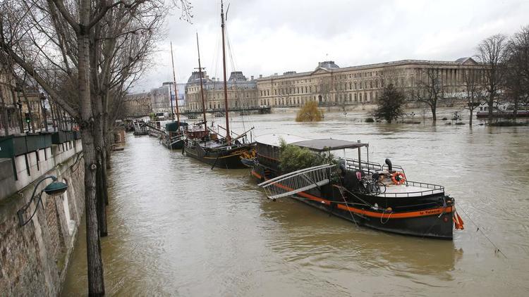 Les berges de la Seine étaient toujours submergées dans la soirée de jeudi. 