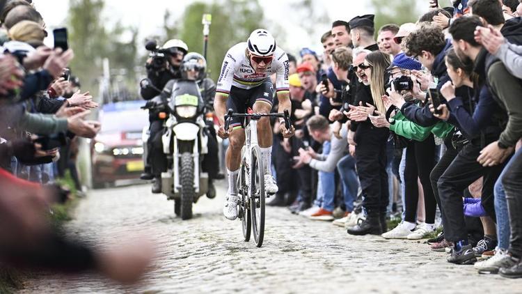 Mathieu Van der Poel a évité la chute et remporté Paris-Roubaix pour la deuxième année consécutive.