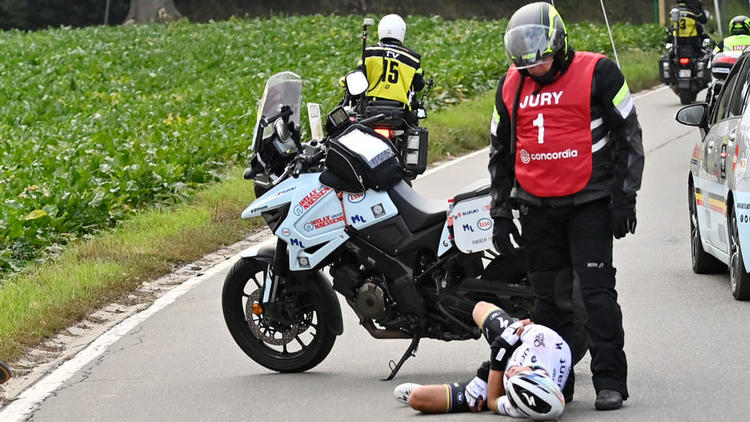 Julian Alaphilippe avait percuté une moto à 35 kilomètres de l’arrivée.