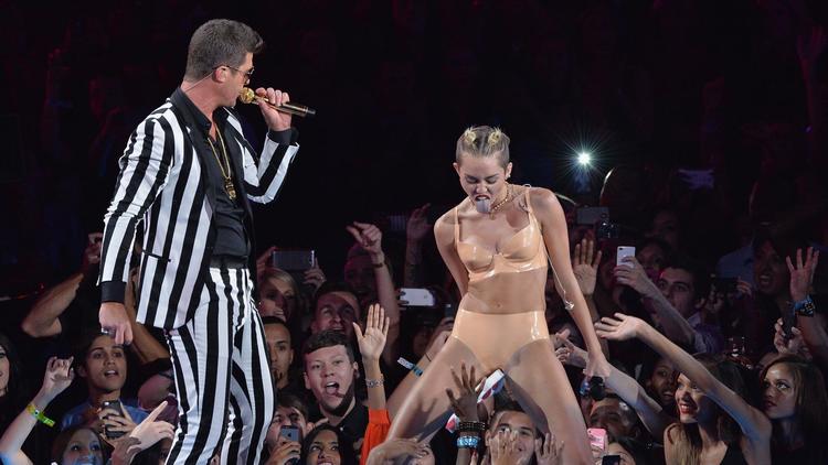 Le show provocateur de Miley Cyrus et Robin Thicke
