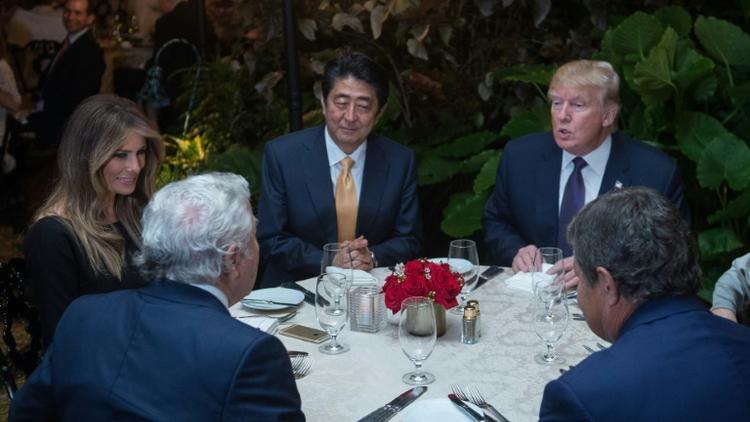 Shinzo Abe et Donald Trump (au centre) lors d'un dîner dans la résidence privée du président des Etats-Unis à Mar-a-Lago, en Floride, le 10 février 2017 [NICHOLAS KAMM / AFP]