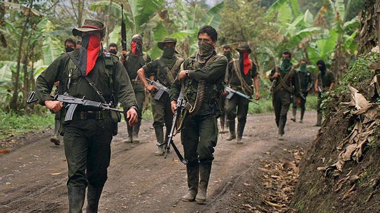 Image d'archives de membres de la guerilla de l'ELN en Colombie le 27 février 2000, qui militait alors pour les droits des Indiens U'was face à la multinationale pétrolière Oxi et ses projets d'exploration pétrolière [Str / AFP/Archives]