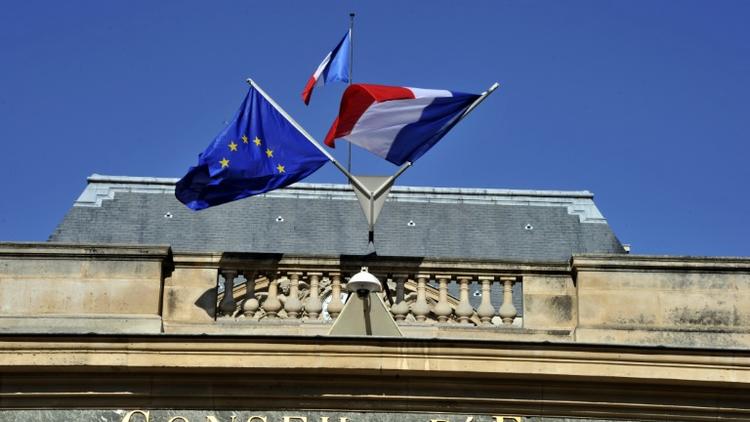 Des drapeaux européen et français flottent au-dessus de l'entrée principale du Conseil d'Etat, le 10 octobre 2010 à Paris [BORIS HORVAT / AFP/Archives]