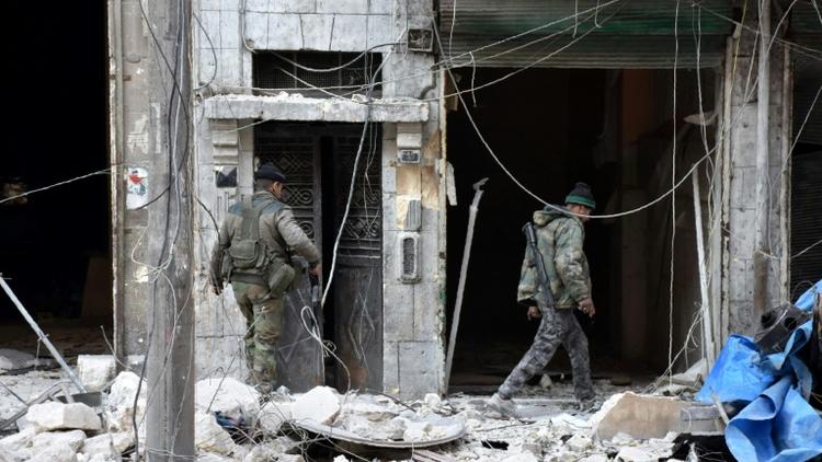 Des soldats des forces pro-gouvernementales le 11 décembre 2016 à al-Maadi quartier est d'Alep [George OURFALIAN / AFP]