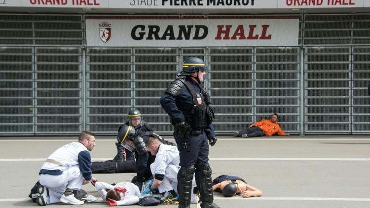 Des policiers et des secouristes participent à une simulation d'attentat devant le stade Pierre Mauroy à Lille le 21 avril 2016 [DENIS CHARLET / AFP/Archives]