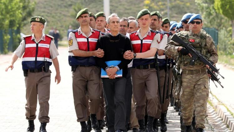 Un ancien chef de l'armée de l'air, Akin Öztürk, accusé d'avoir participé au coup d'Etat manqué du 15 juillet, est conduit à son procès, dans une prison près d'Ankara, le 22 mai 2017 [ADEM ALTAN / AFP]