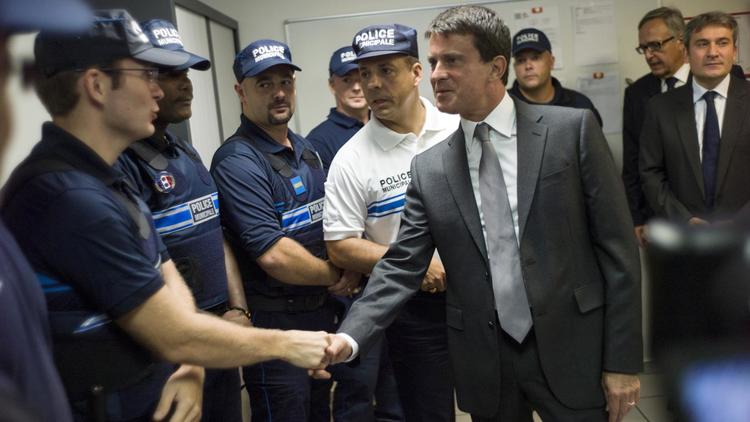 Manuel Valls en visite dans un commissariat le 6 septembre 2013 à Ris-Orangis [Fred Dufour / AFP/Archives]