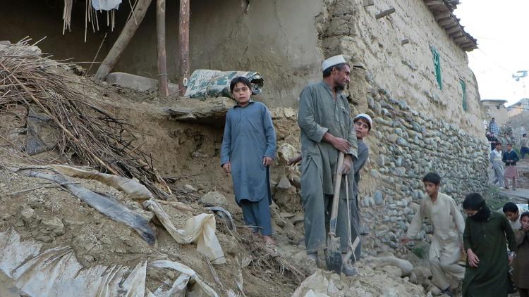 Des Pakistanais au milieu des ruines de leurs maisons détruites par le séisme, le 26 octobre 2015 à Bajaur  [ANWARULLAH KHAN / AFP]