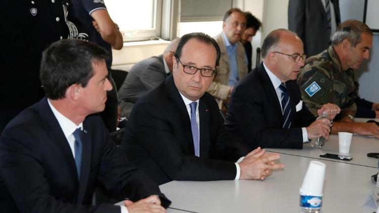 François Hollande entre Manuel Valls et Bernard Cazeneuve lors d'une réunion le 15 juillet 2016 à la préfecture de Nice [ERIC GAILLARD / POOL/AFP/Archives]