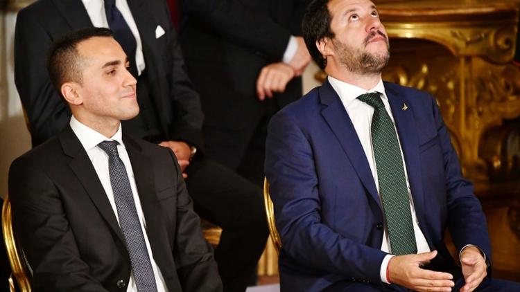 Le ministre de l'Intérieur italien et vice-Premier ministre Matteo Salvini (D) aux côtés de l'autre vice-Premier ministre Luigi Di Maio durant la cérémonie d'investiture du nouveau gouvernement à Rome le 1er juin 2018 [Alberto PIZZOLI / AFP/Archives]