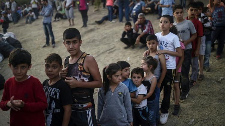 Des enfants réfugiés syriens font la queue pour recevoir de la nourriture, le 17 septembre 2015 à Edirne, à la frontière entre la Turquie et la Grèce [BULENT KILIC / AFP]