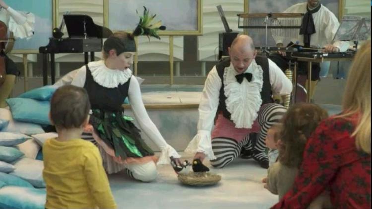 Capture d'image d'une vidéo montrant des chanteurs du Scottish Opera interprétant "BambinO", un opéra destiné aux bébés de 6 à 18 mois, le 13 avril 2018 à Paris [HASSAN AYADI, RANA MOUSSAOUI / AFPTV]