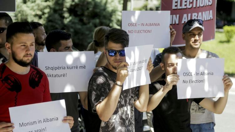 Manifestation de l'opposition devant un bureau de vote de Tirana le 30 juin 2019 [Gent SHKULLAKU / AFP]