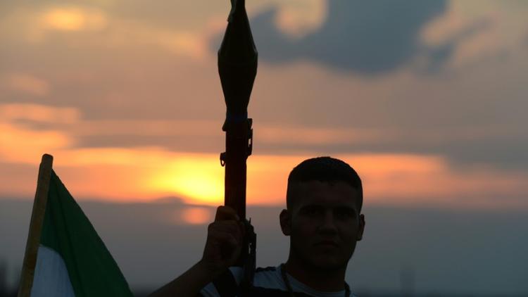 Un rebelle syrien  aux abords de la ville de Minbej en Syrie, le 10 octobre 2012 [TAUSEEF MUSTAFA / AFP/Archives]