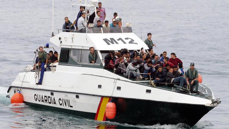 Un bateau de la Guardia Civil espagnole transporte des clandestins le 1er septembre 2003 près du port de Tarifa [Andres Carrasco Ragel / AFP/Archives]