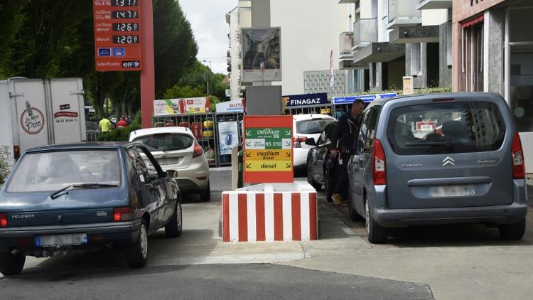 Des automobilistes patientent pour faire le plein à Rennes le 20 mai 2016 [DAMIEN MEYER / AFP]