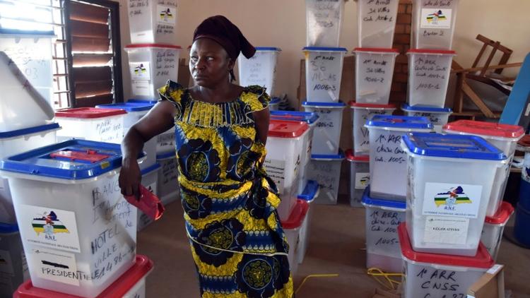 Une femme au milieu de matériel de vote avant le scrutin présidentiel en Centrafrique, le 13 février 2016 [ISSOUF SANOGO / AFP]