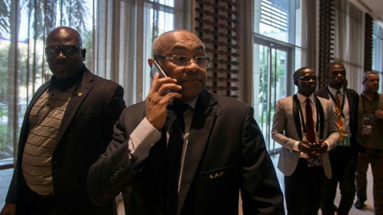 Le président de la CAF Ahmad Ahmad (c) au téléphone à sa sortie de la réunion extraordinaire à Accra visant à retirer l'organisation de la CAN-2019 au Cameroun le 30 novembre 2018 [CRISTINA ALDEHUELA / AFP]