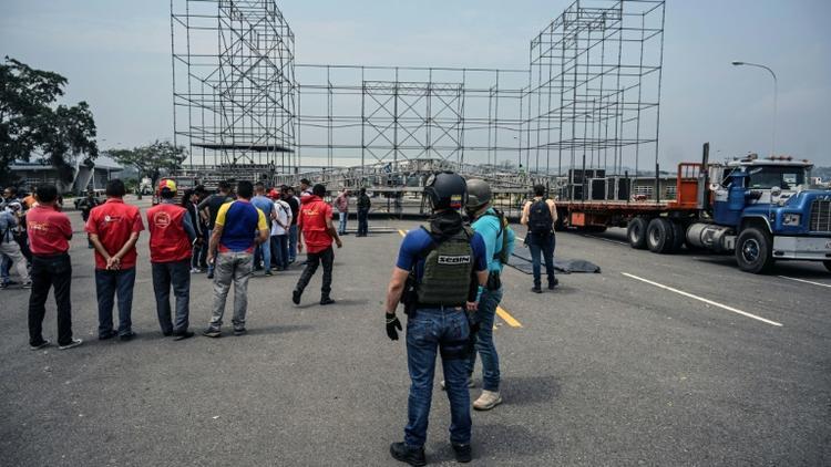 Un agent des services de renseignement assiste à la mise en place de la scène du concert organisé du côté vénézuélien du pont international de Tachira, le 21 février 2019 [Juan BARRETO / AFP]