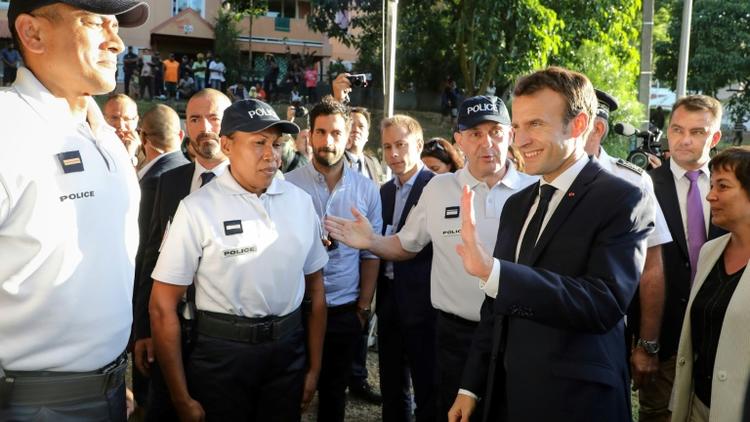 Emmanuel Macron rencontre des policiers à Nouméa, le 4 mai 2018 [Ludovic MARIN / AFP]