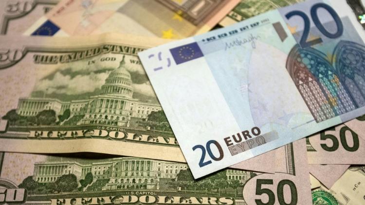 Coupures d'euros et de dollars photographiés, le 17 juillet 2015 à Lille [DENIS CHARLET / AFP/Archives]