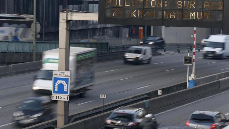 Un panneau recommande d'abaisser la vitesse sur l'autoroute en raison d'un épisode de pollution, à Paris le 12 décembre 2013 [Thomas Samson / AFP]