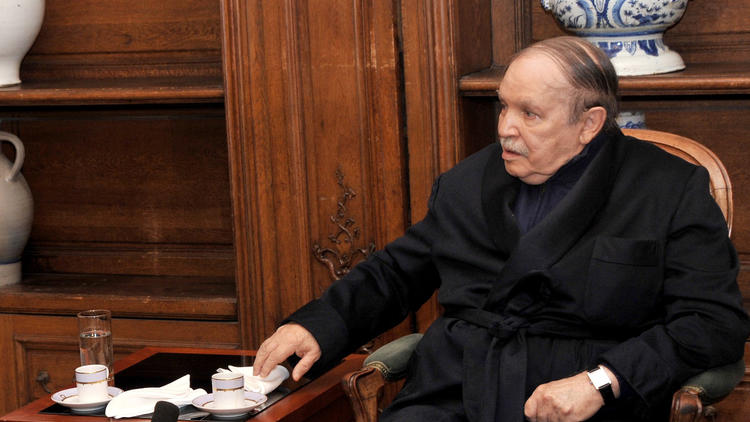 Le 11 juin 2013, le président Abdelaziz Bouteflika dans un hôpital parisien où il avait été accueilli en avril de la même année après une attaque cérébrale. Une image délivrée par l'agence Algerian Press Service (APS) le 12 juin 2013 [- / APS/AFP/Archives]