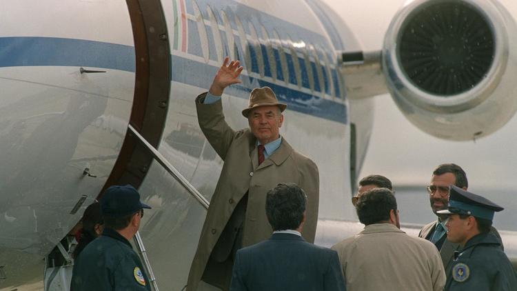 L'ancien capitaine nazi Erich Priebke embarque pour l'Italie où il sera condamné à la perpétuité, le 20 novembre 1995 à l'aéroport de Bariloche [Daniel Luna / AFP/Archives]