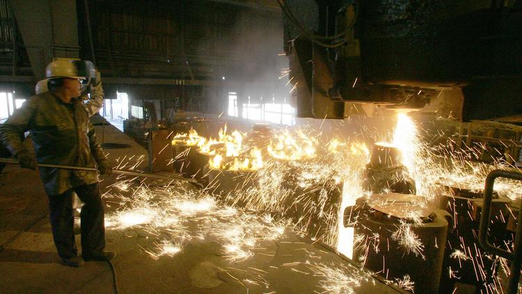 Un sidérurgiste travaille à la coulée d'acier le 12 Avril 2006 chez Ascométal à Fos-sur-Mer [Boris Horvat / AFP/Archives]