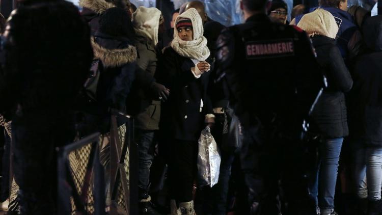 Evacuation de migrants installés  sous le métro aérien au niveau de la station Stalingrad, le 30 mars 2016 à Paris [THOMAS SAMSON / AFP]