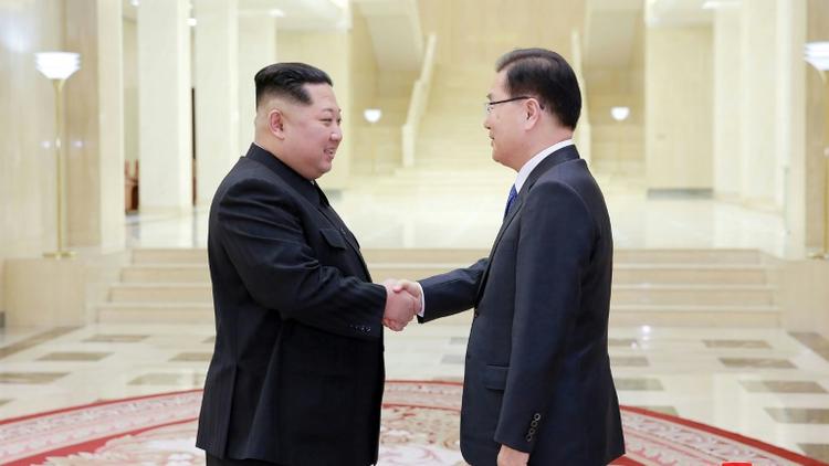 Photo fournie le 6 mars 2018 par l'agence nord-coréenne Kcna du leader nord-coréen Kim Jong-Un (g) et du conseiller du président sud-coréen Chung Eui-yong (d), lors d'une rencontre le 5 mars 2018 à Pyongyang  [STR / KCNA VIA KNS/AFP/Archives]