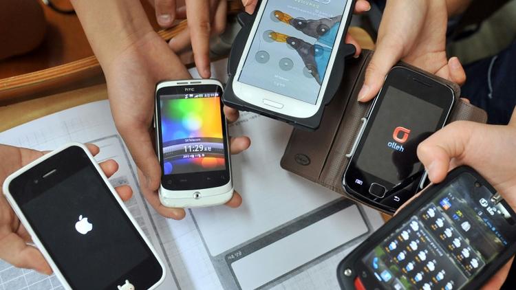 Le Sénat a voté lundi une proposition de loi de députés LREM visant à une "interdiction effective" des téléphones portables dans les écoles et collèges à la rentrée prochaine. [JUNG YEON-JE / AFP/Archives]