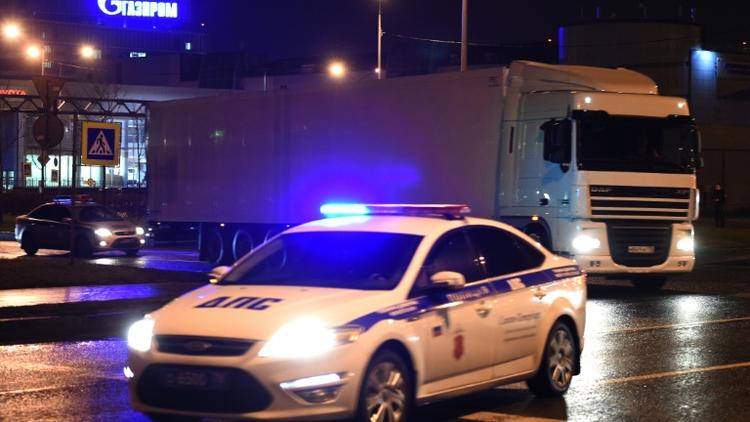 Un convoi transportant les corps d'une partie des 224 personnes tuées dans le crash d'un avion russe en Egypte, quitte le 2 novembre 2015  l'aéroport international de Pulkovo [VASILY MAXIMOV / AFP]