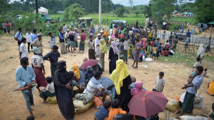 Des réfugiés Rohingyas, fuyant les violences en Birmanie, au camp de Kutupalong, le 29 août 2017, près de la la ville d'Ukhiya, au Bangladesh [Emrul Kamal / AFP]
