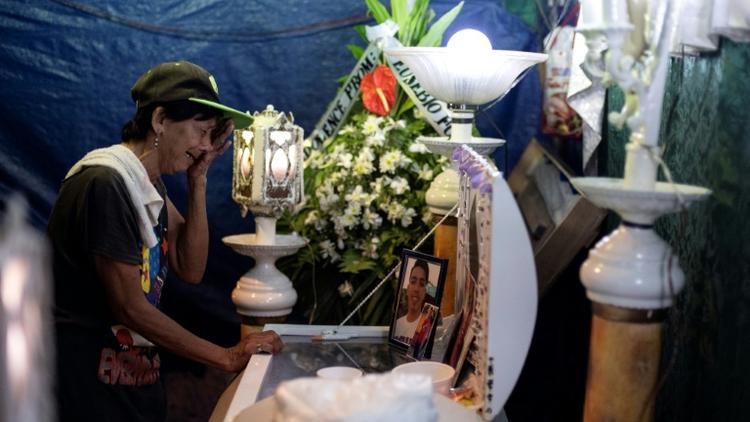 Lilia Jacobe pleure son petit-fils Bryan Conje, disparu le 2 juillet et retrouvé mort le 5 sous le pont où il vivait, le 7 juillet 2019 à Manille [Noel CELIS / AFP]