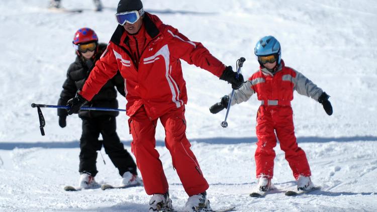 Moniteur de ski avec ses élèves à Peyragudes, dans les Pyrénées françaises, le 15 mars 2013 [Gaizka Iroz / AFP/Archives]