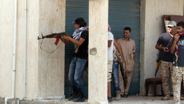 Les forces progouvernementales libyennes en position pour combattre des jihadistes à Syrte, le 12 juin 2016 [STRINGER / AFP]