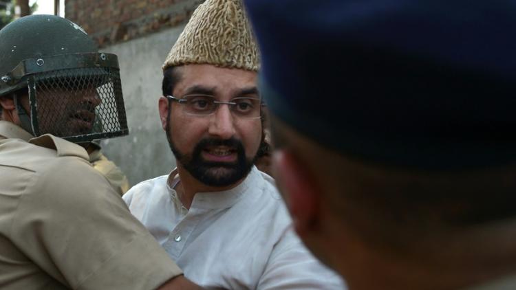 La police indienne interpelle Miwaiz Umar Farooq à Srinagar, le 13 juillet 2016 [TAUSEEF MUSTAFA                      / AFP/Archives]