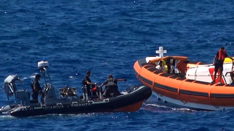 Des militants de l'ONG Proactiva Open Arms viennent au secours d emigrants près de l'île italienne de Lampedusa le 20 août 2019, sur une capture d'écran d'une vidéo de Local Team [- / LOCALTEAM/AFP/Archives]