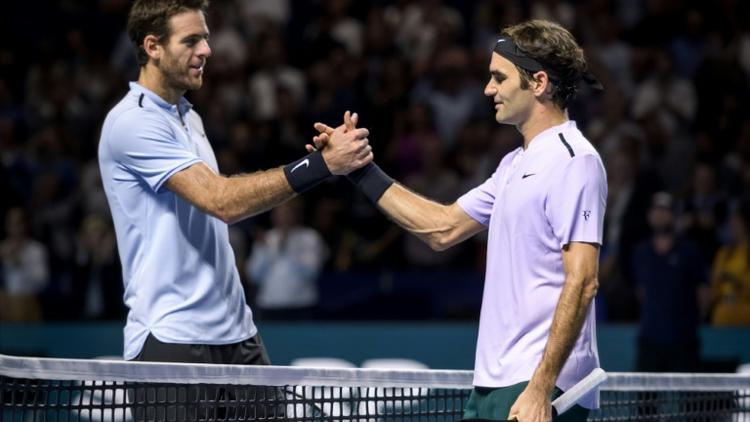 Roger Federer (d), vainqueur du tournoi de Bâle, serre la main de son adversaire l'Argentin Juan Martin del Potro à la fin de la rencontre, le 29 octobre 2019 [Fabrice COFFRINI / AFP]
