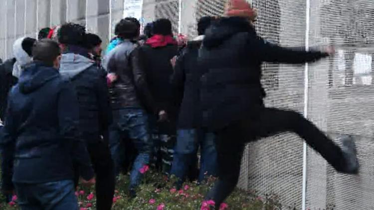 Capture d'écran d'une video de Taranis News en date du 24 janvier 2016, de migrants défonçant une clôture pour monter sur un ferry à Calais [- / TARANIS NEWS/AFP/Archives]